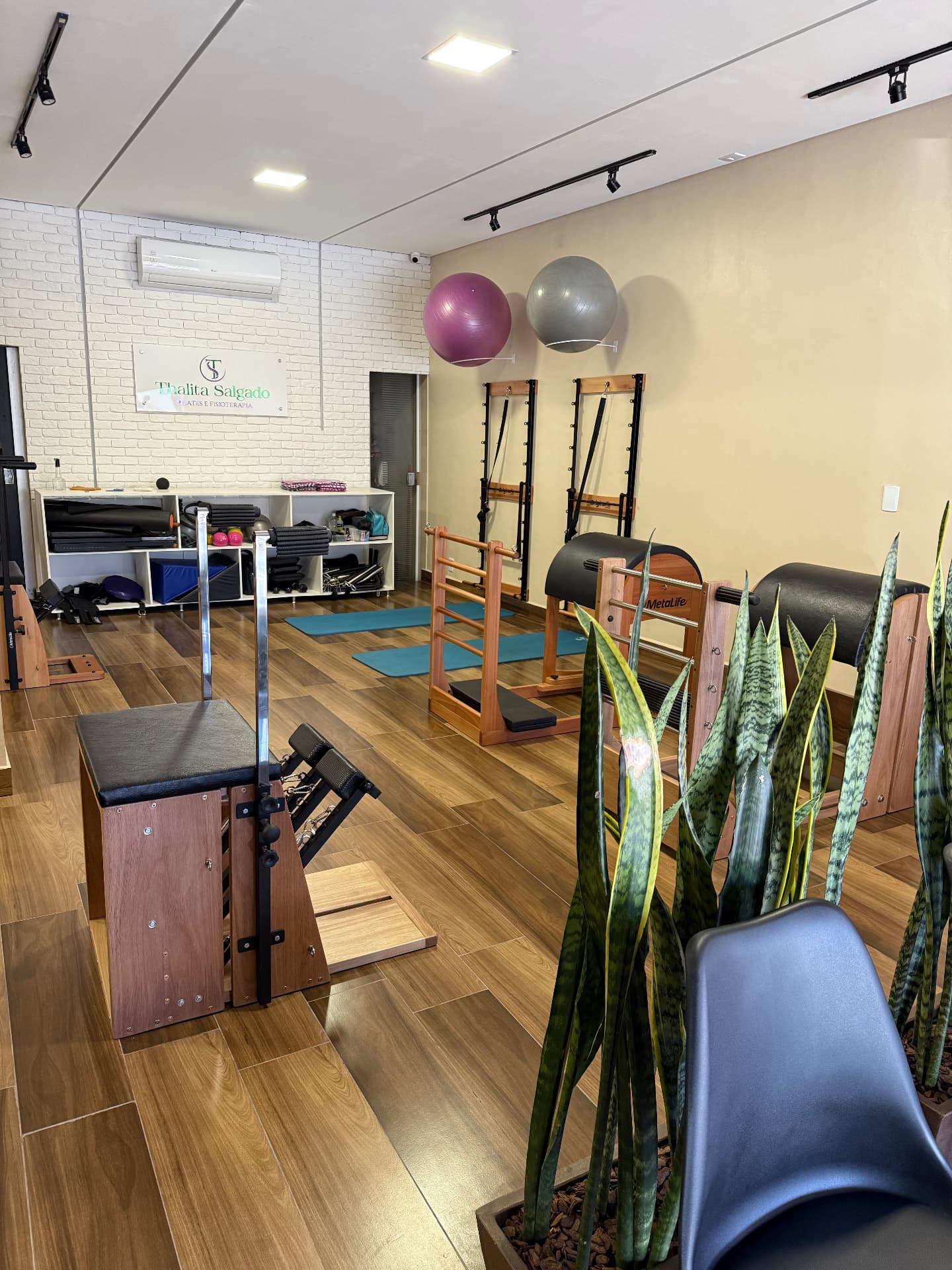 Área de exercícios e equipamentos do estúdio de Pilates no bairro Glória